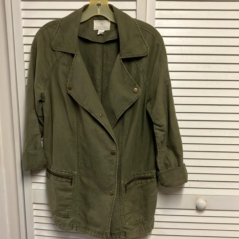 Olive jacket with two zipped pockets